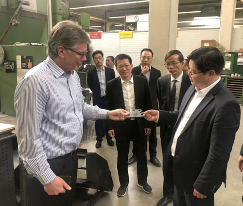 蒋亚龙陪同兴化市政府办及兴化市代表考察团参观考察东华德国公司。