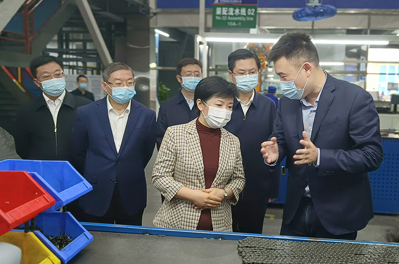 万闻华副书记一行到东华兴化公司调研二期 “智改数转” 项目及发展情况